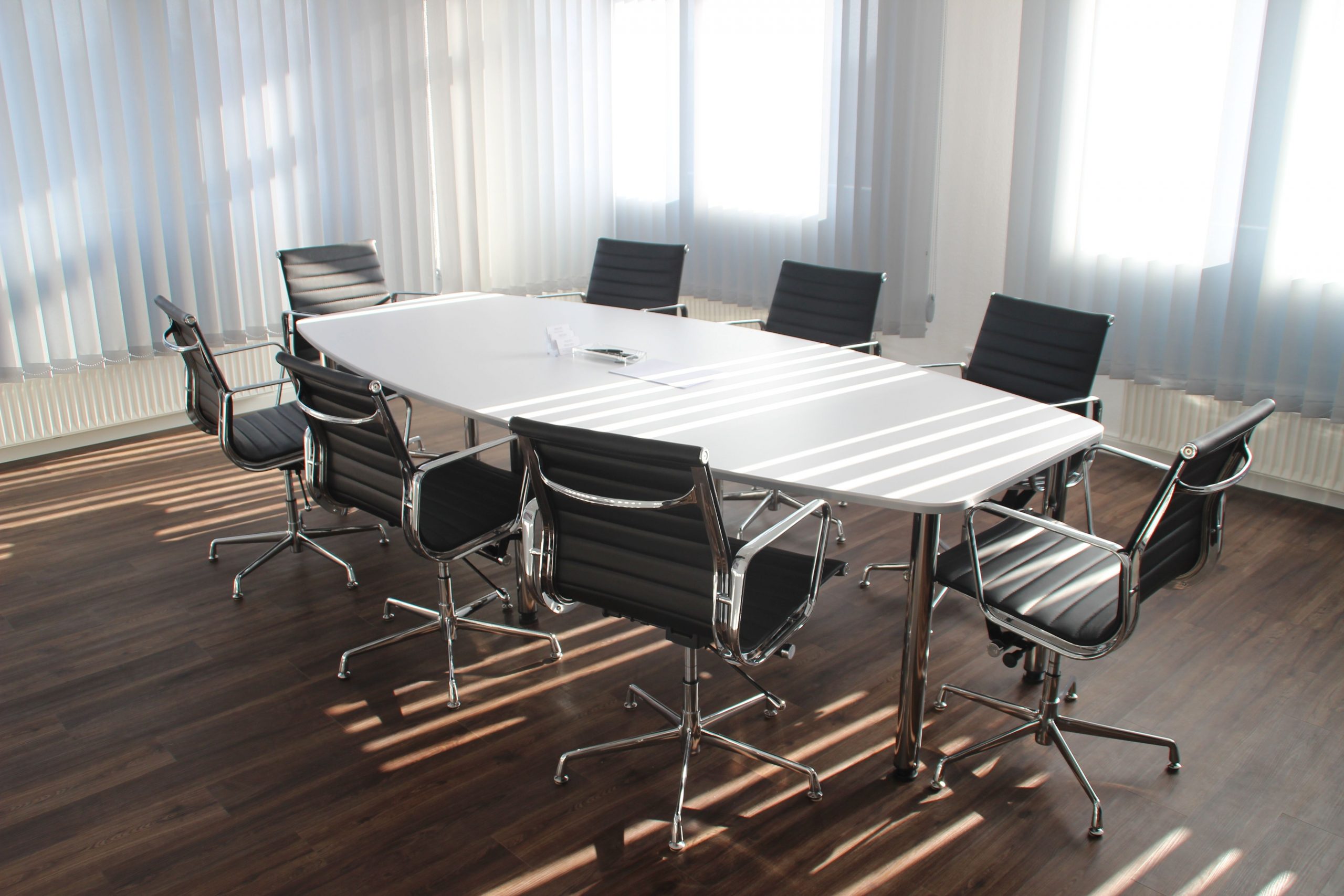 mesa de oficina vacía teletrabajo