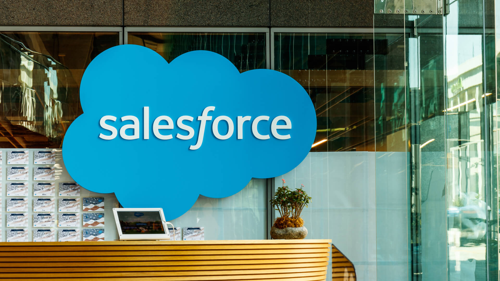 Amazon y Salesforce suprimen 26.000 empleos en la ola de despidos en el sector tecnológico